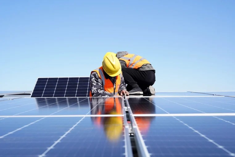 Photovoltaik-Reparatur